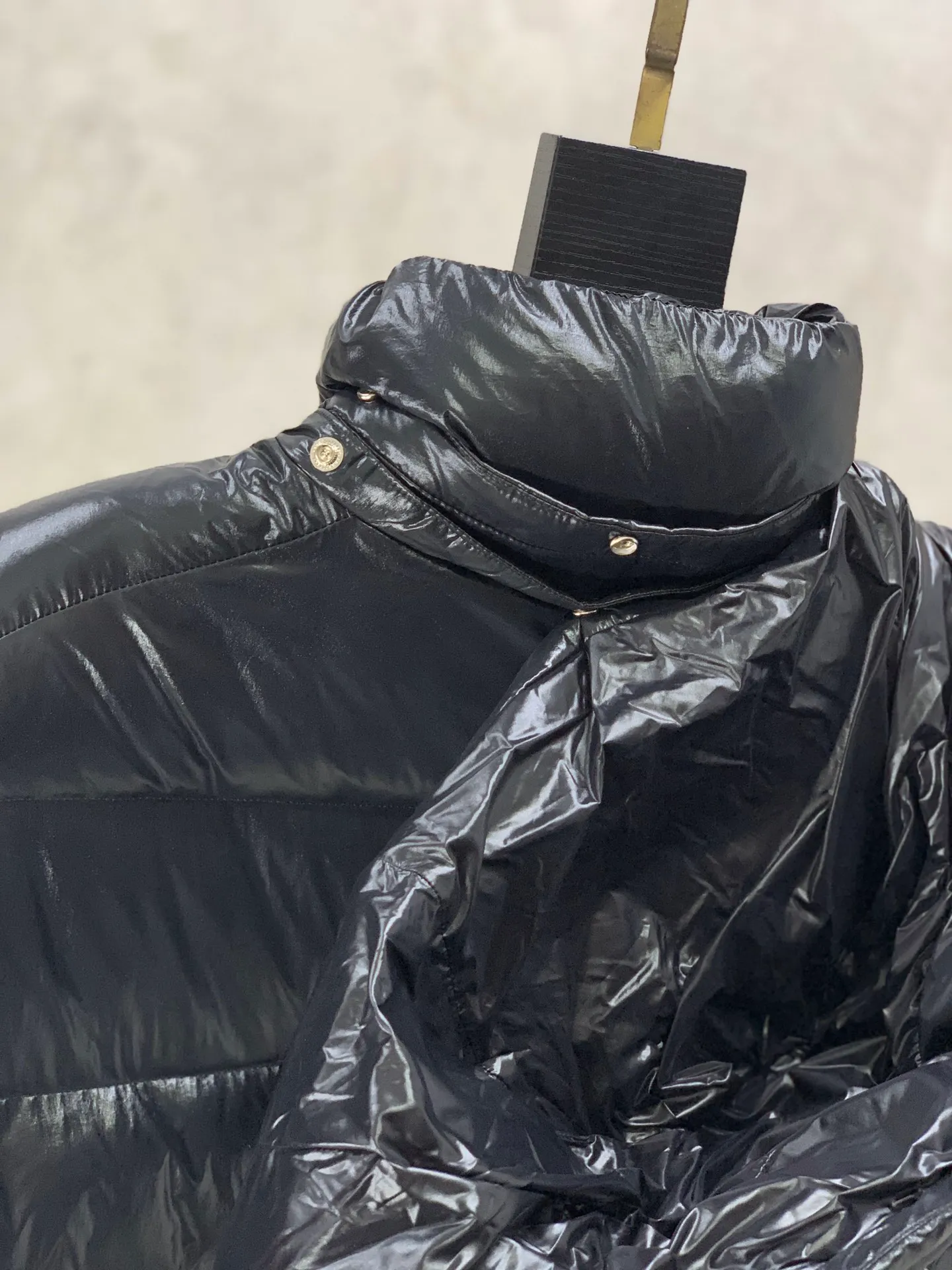 P390 Moncler/ 2026 70 、 。 DNA ， ， 。 Classic ， 、 。 Classic 70 。 Quality， 90 ，Premium Quality ， ，Black ！ Sizes M-3XL